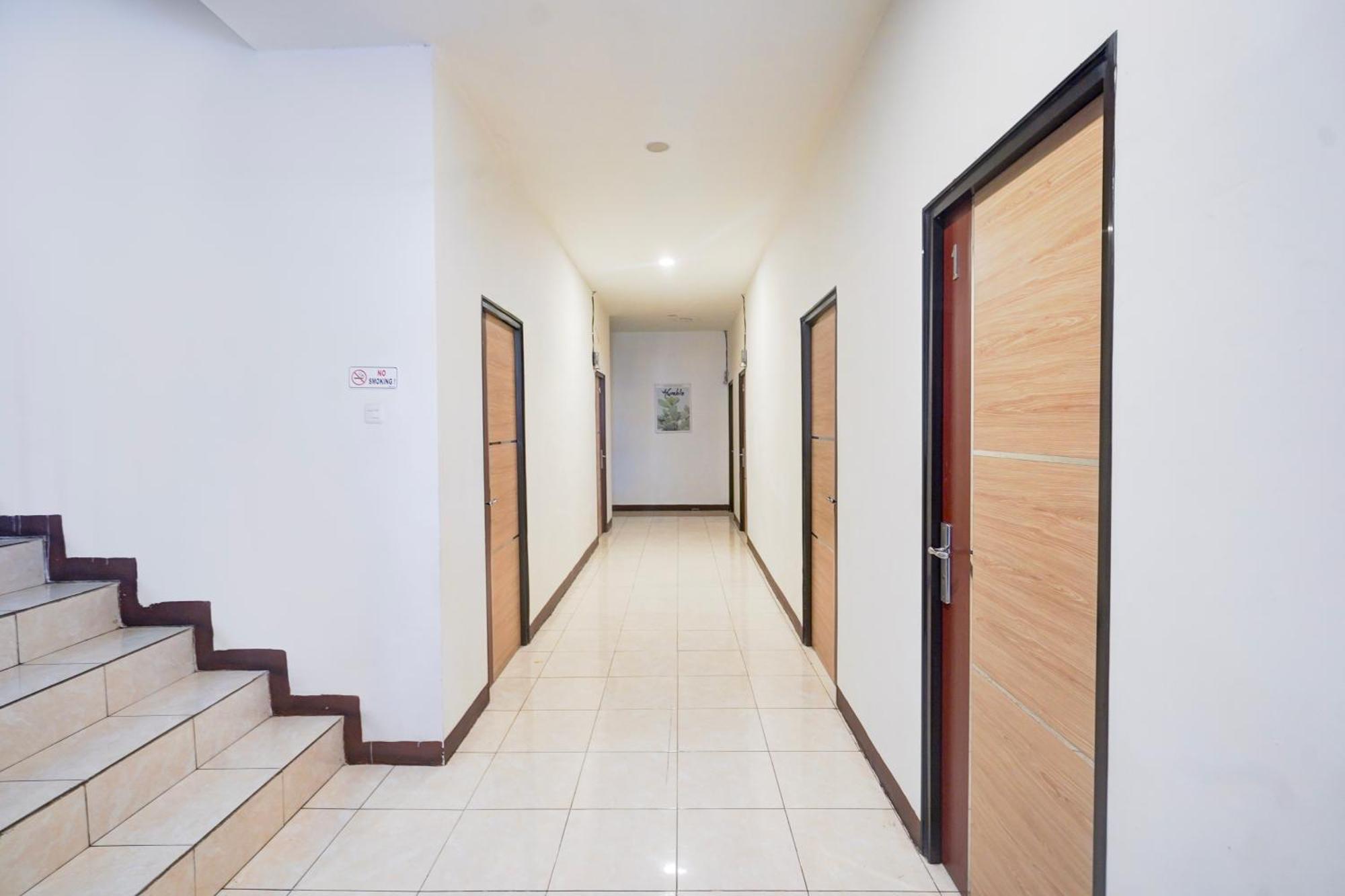 RedDoorz Syariah near AP Pettarani 3 Hotel Makassar Bagian luar foto