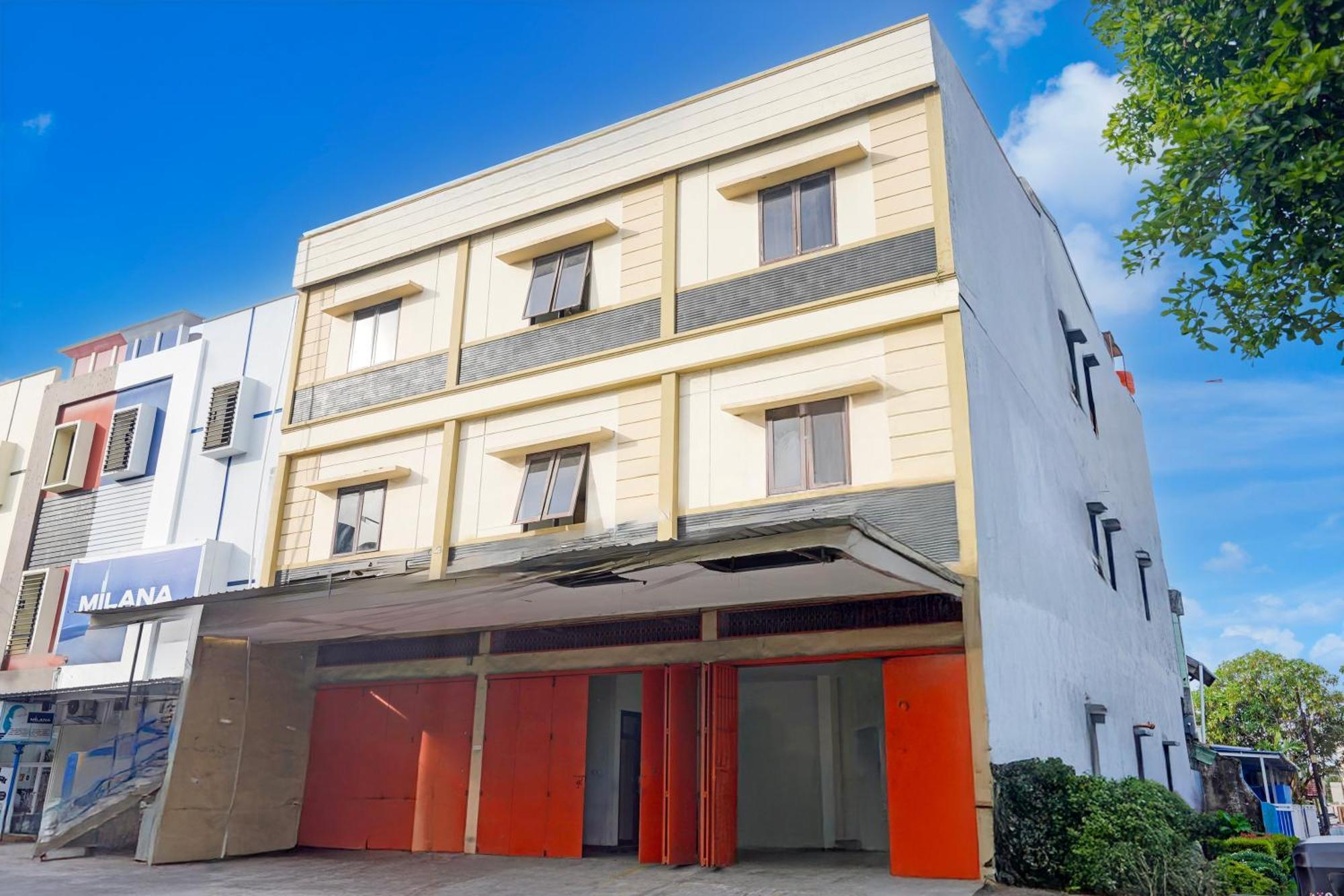 RedDoorz Syariah near AP Pettarani 3 Hotel Makassar Bagian luar foto