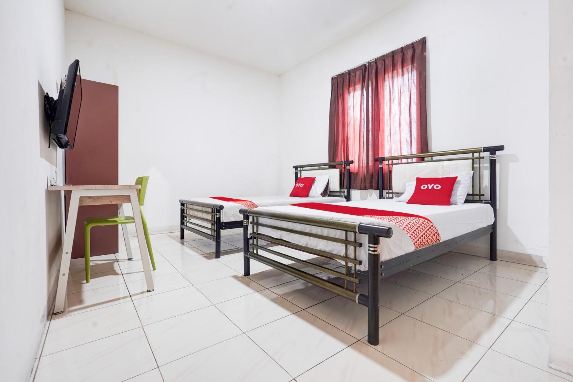 RedDoorz Syariah near AP Pettarani 3 Hotel Makassar Bagian luar foto