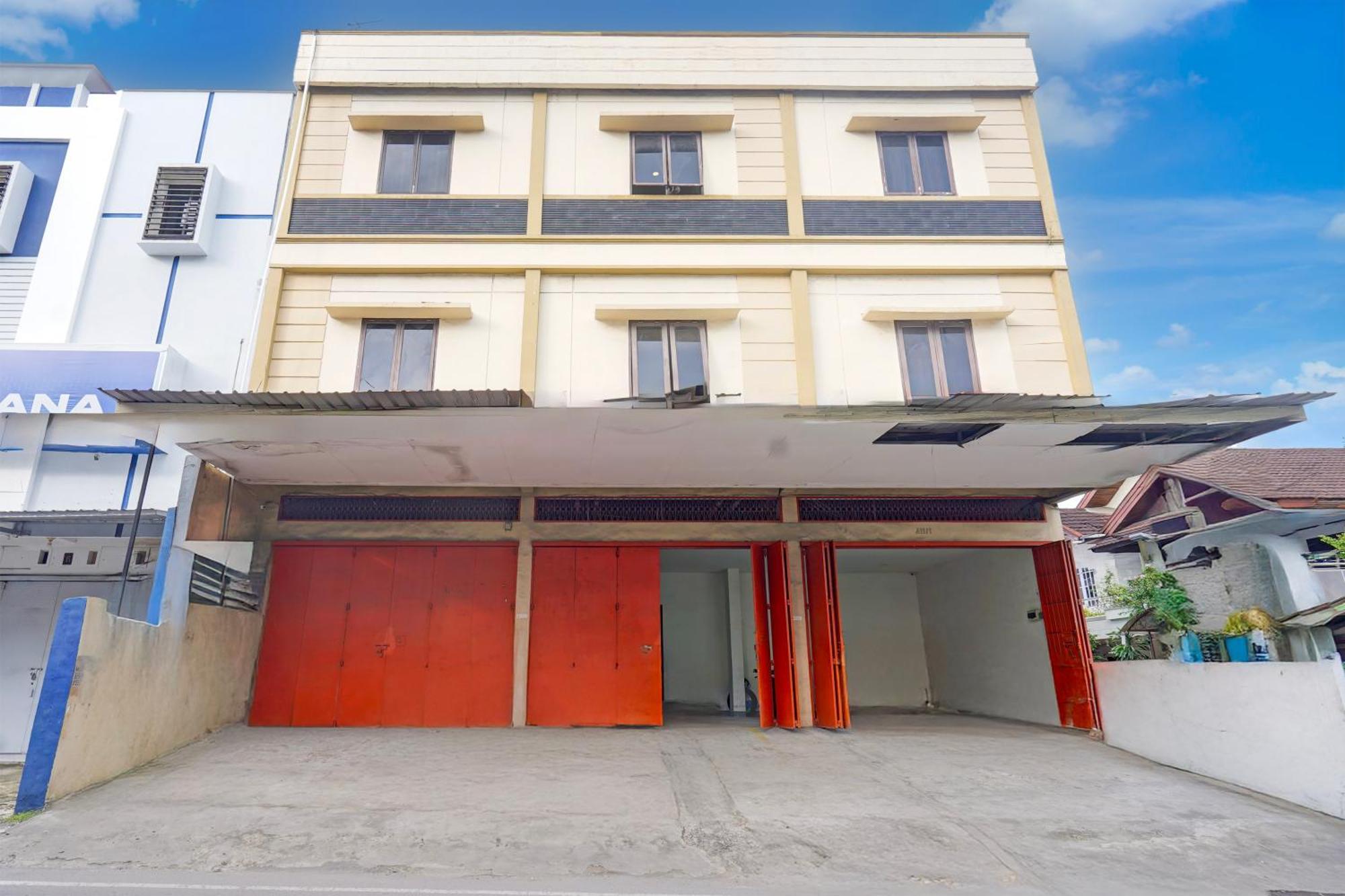 RedDoorz Syariah near AP Pettarani 3 Hotel Makassar Bagian luar foto