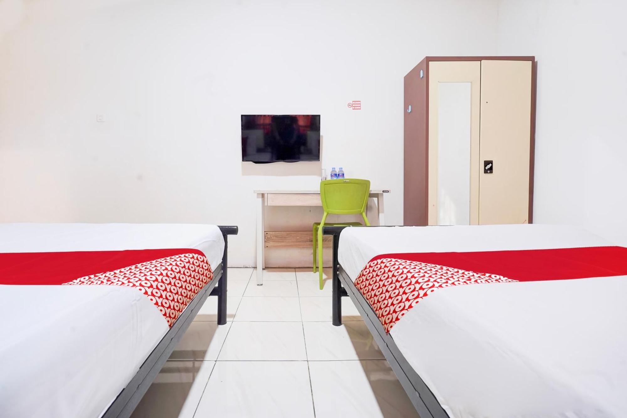 RedDoorz Syariah near AP Pettarani 3 Hotel Makassar Bagian luar foto