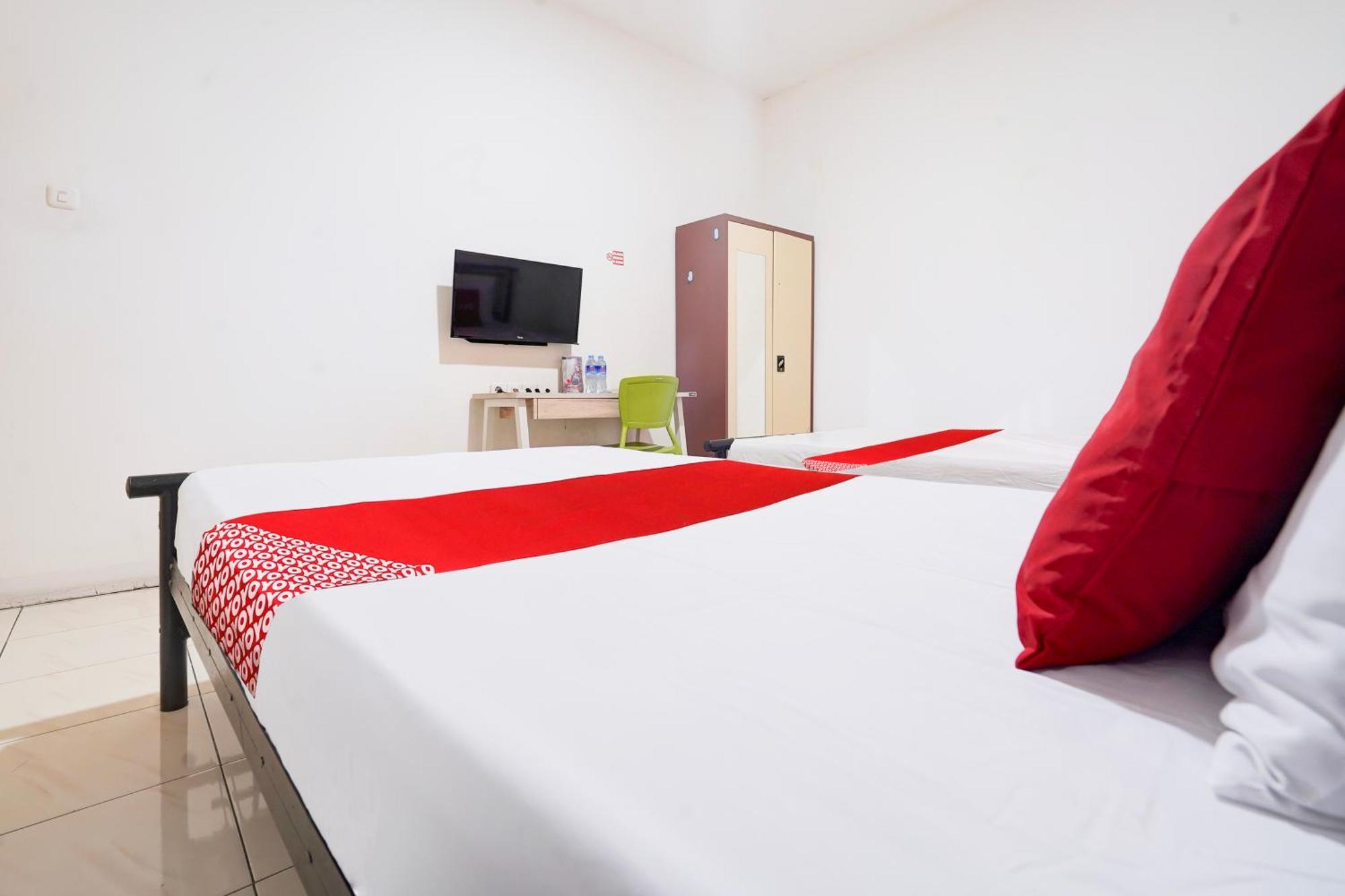 RedDoorz Syariah near AP Pettarani 3 Hotel Makassar Bagian luar foto