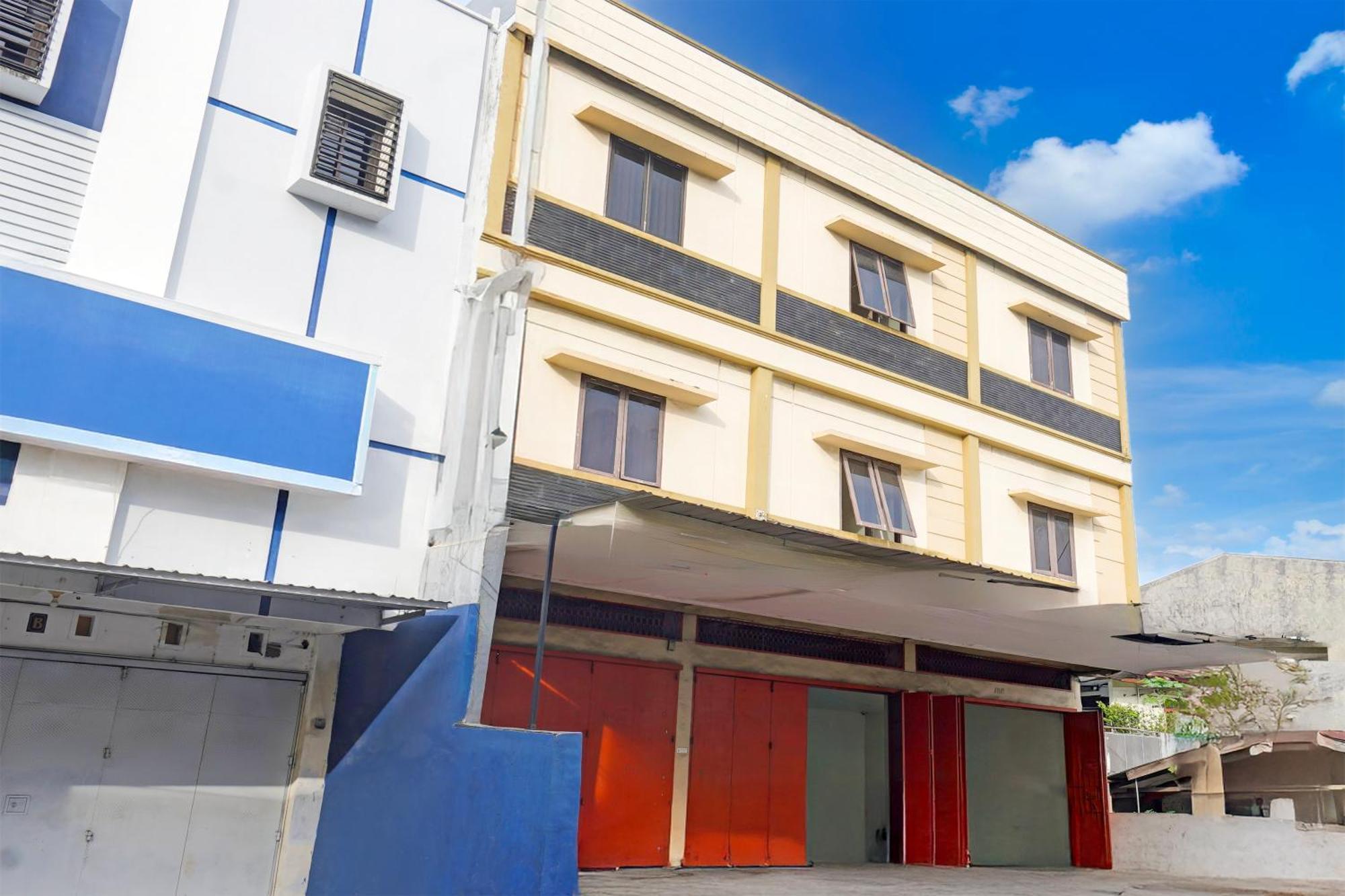 RedDoorz Syariah near AP Pettarani 3 Hotel Makassar Bagian luar foto